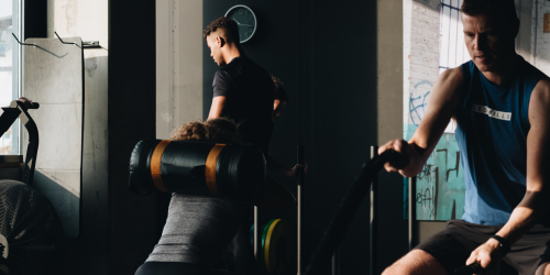 Hoe blijf je koel tijdens intense indoor workouts?